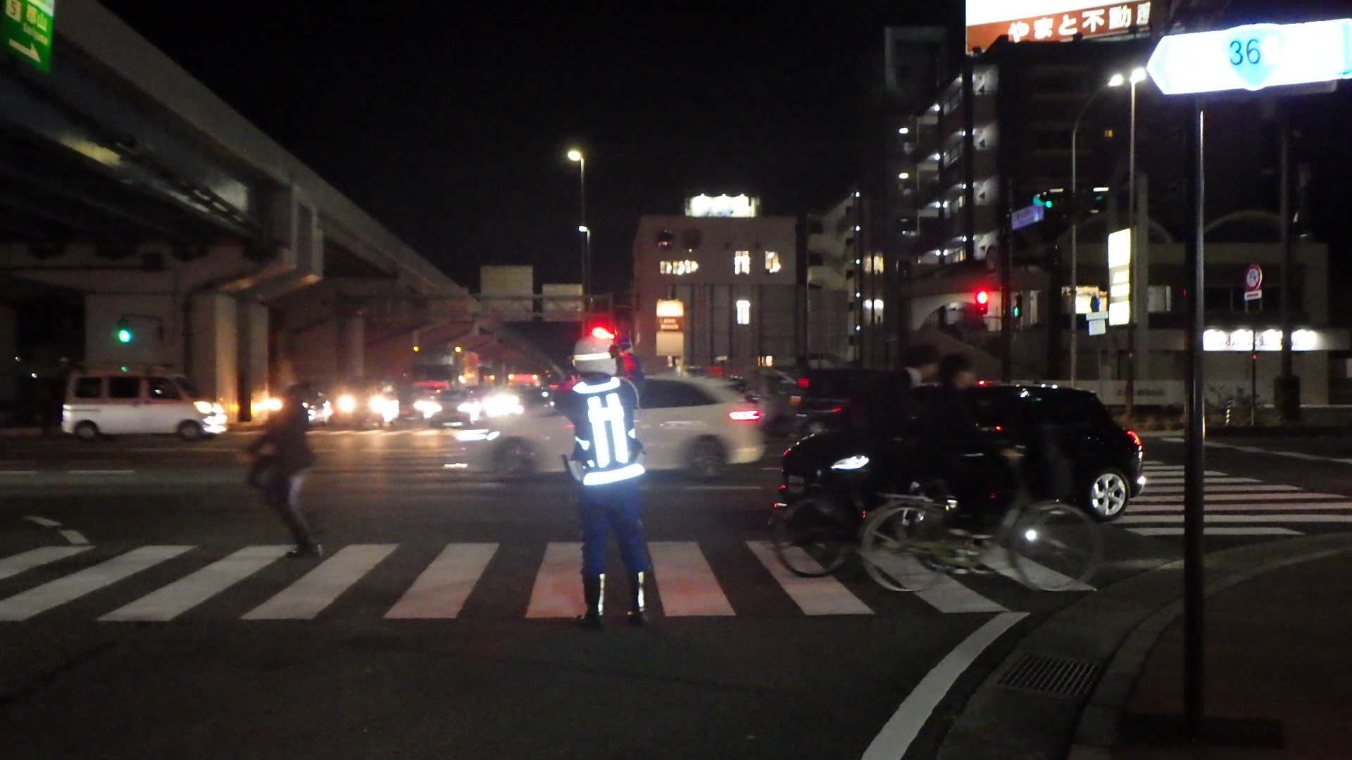 交差点での交通警戒をしている様子