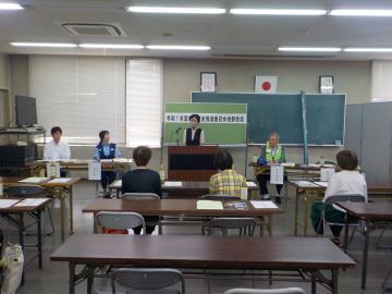 インタビューに答える様子