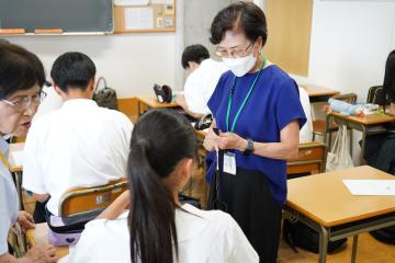 裁縫を教えている様子