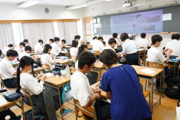 裁縫をしている教室全体