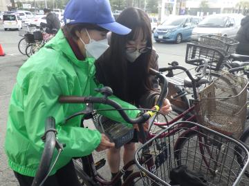 自転車に紙を貼る