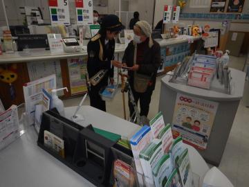 女性客にチラシを渡す女性