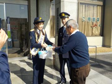 チラシを配る女性