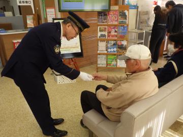 チラシを配る署長