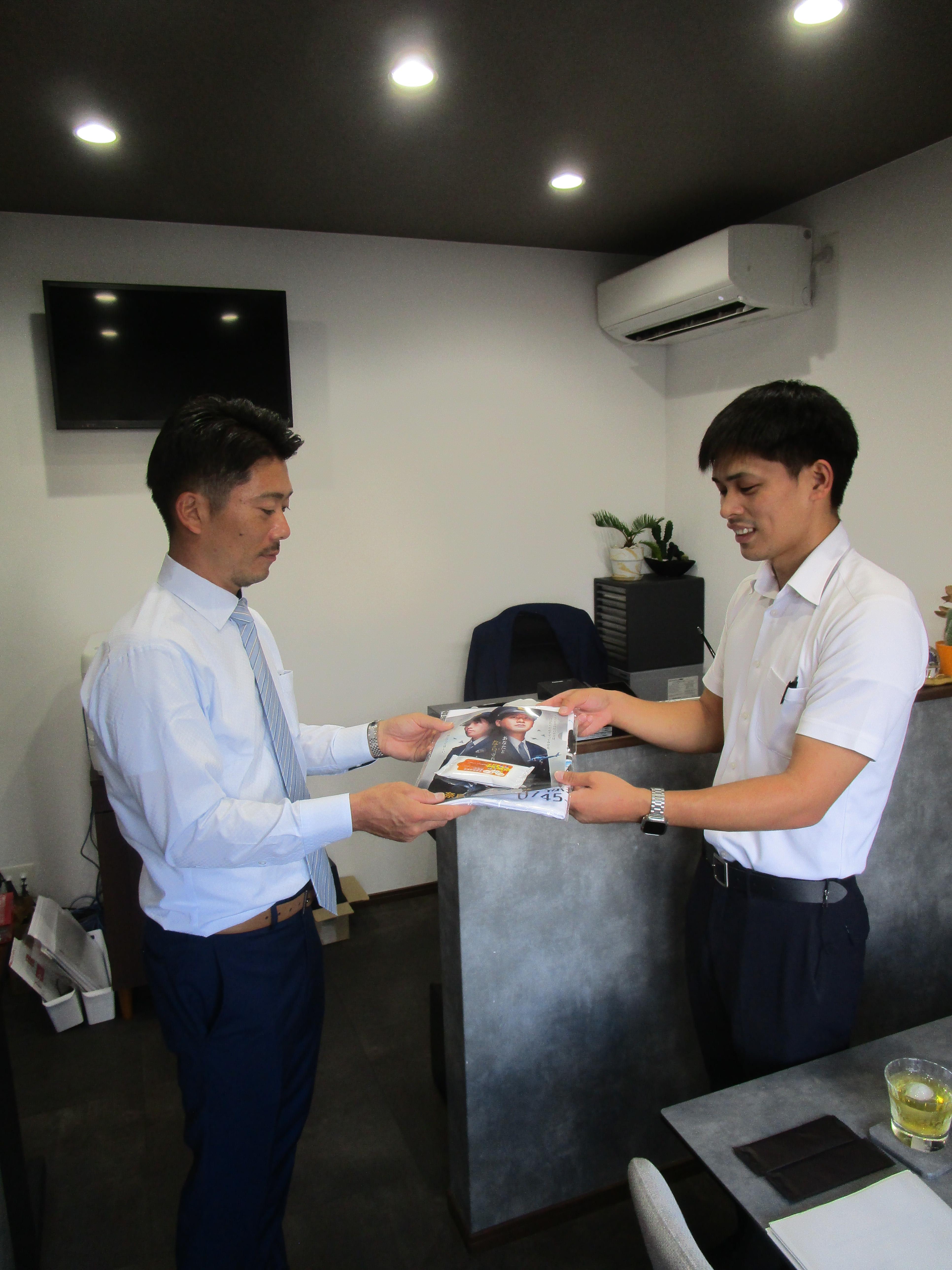 いかるが車輌さんへ防犯啓発活動の依頼をしている様子