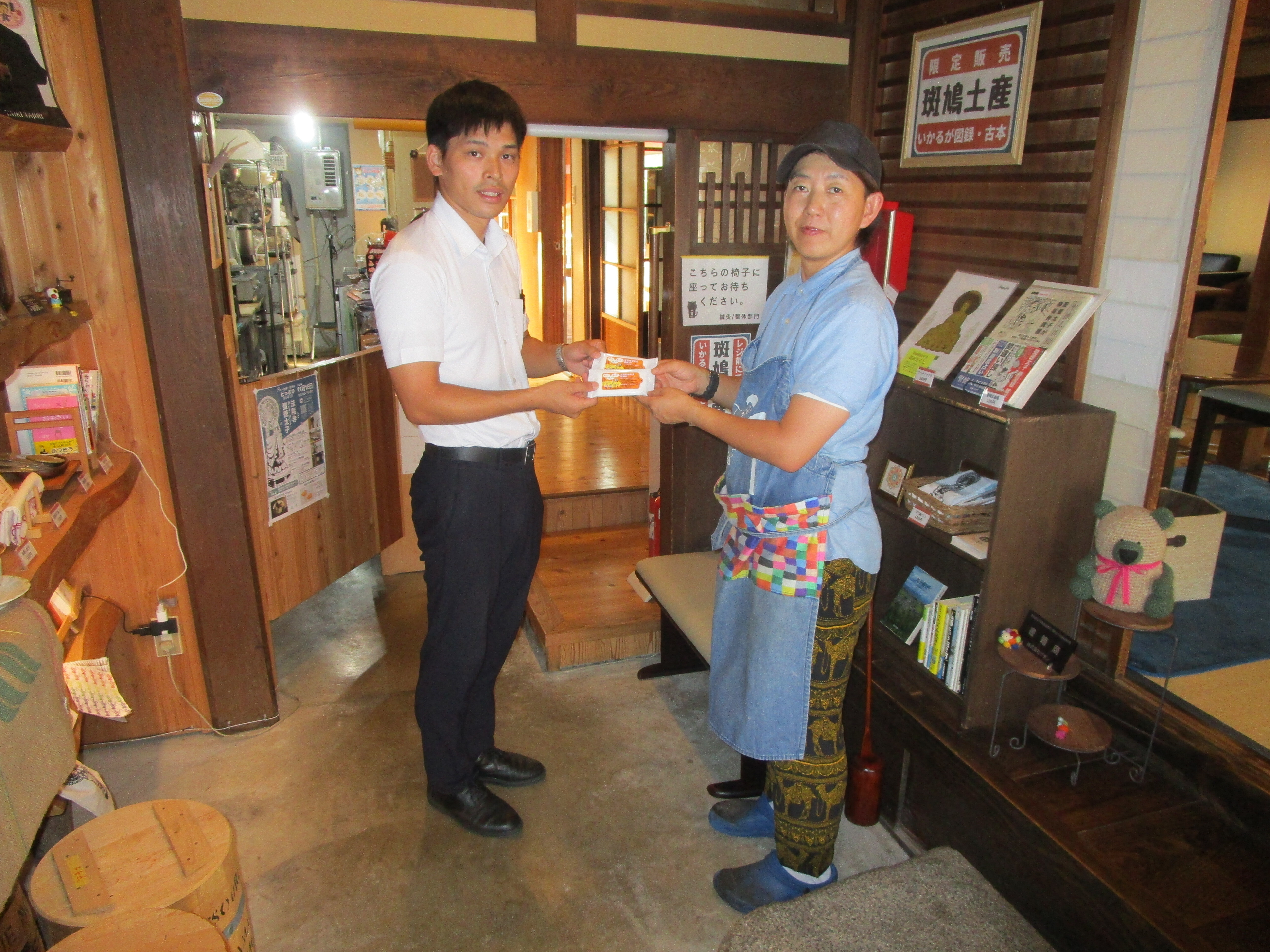 CAFE鍼灸ZADANさんへ防犯啓発活動の依頼をしている様子