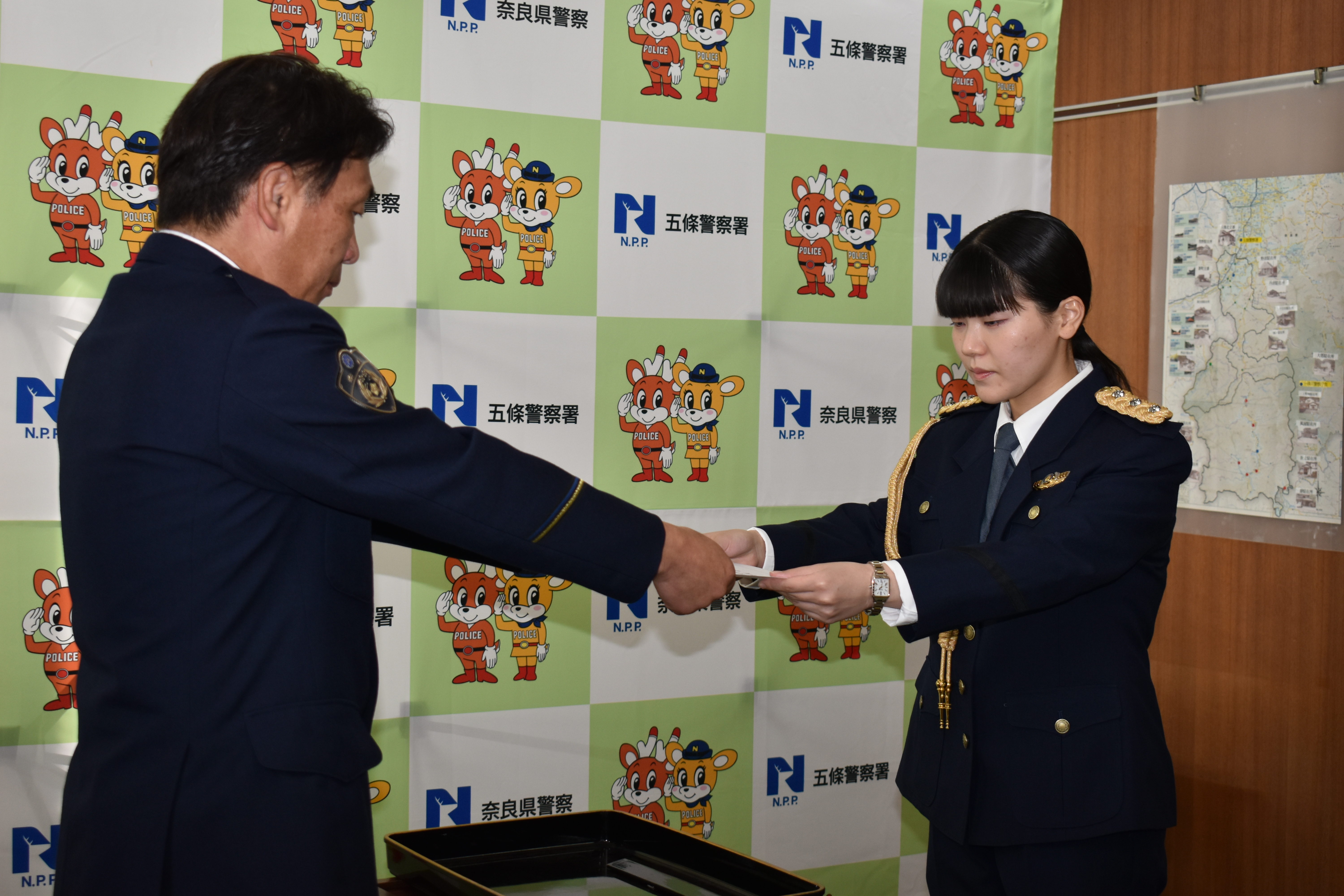 南都銀行職員が五條署一日署長に任命されている様子