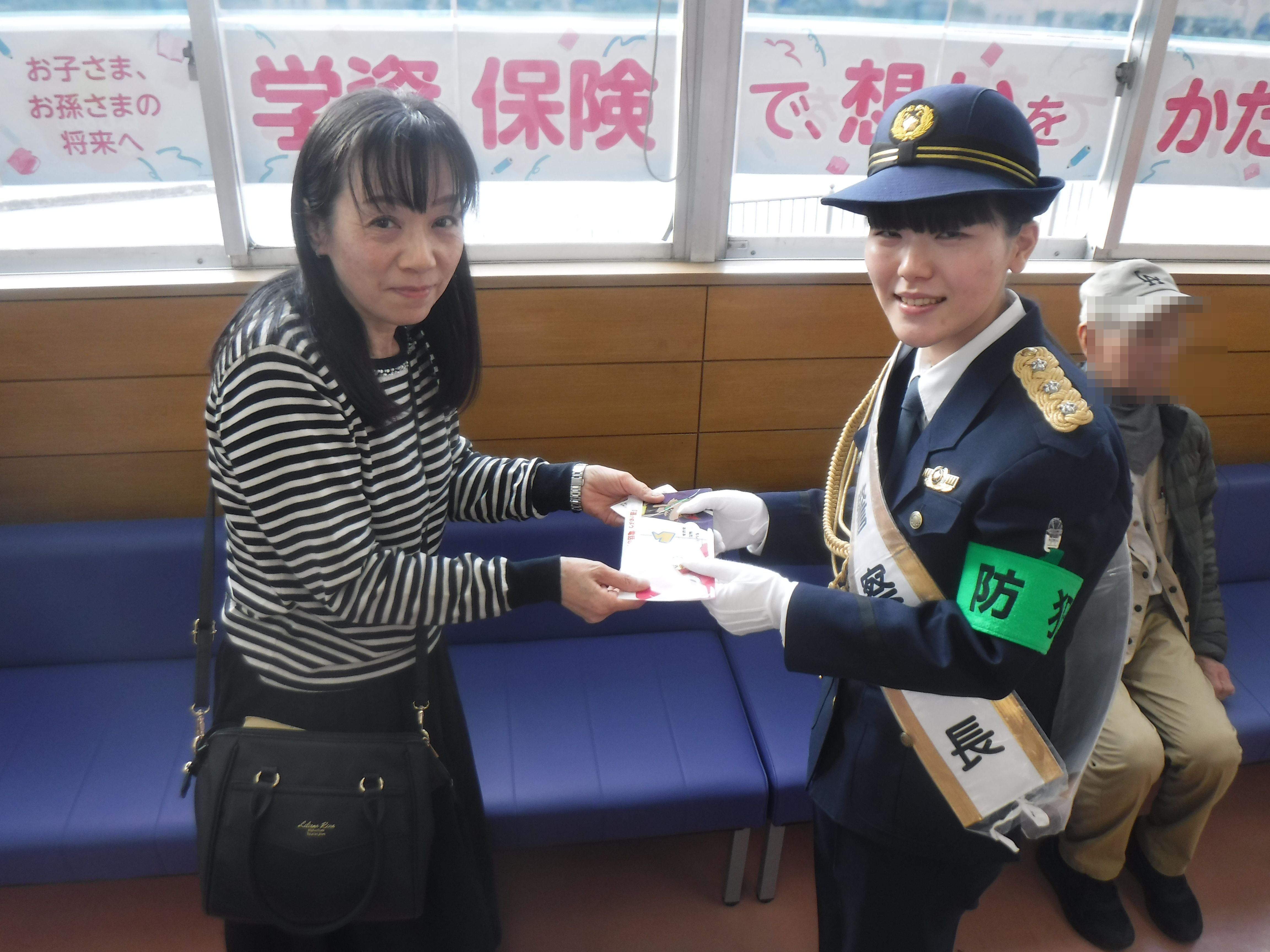 五條署一日署長が特殊詐欺啓発防止通帳ケースを配布している様子2