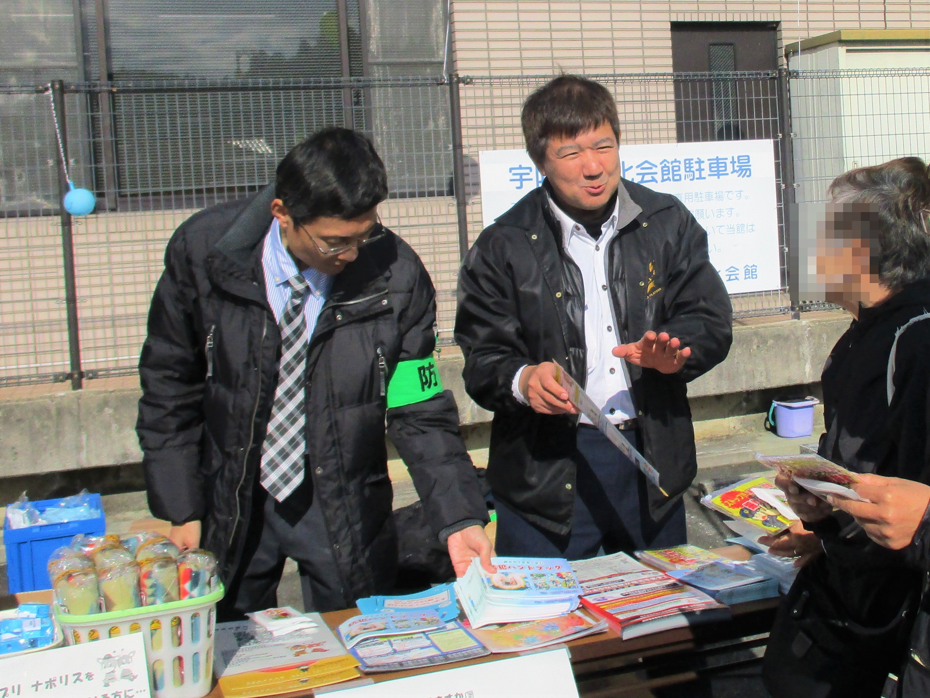 防犯グッズについて説明している様子