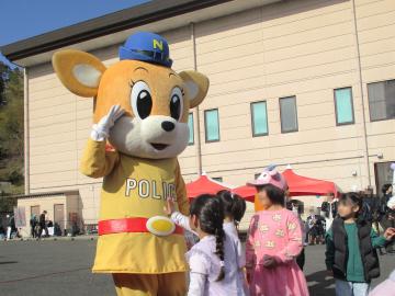 ナピちゃんが敬礼をしている様子