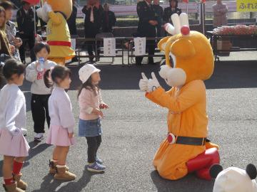 ナポくんと子ども達がふれあっている様子