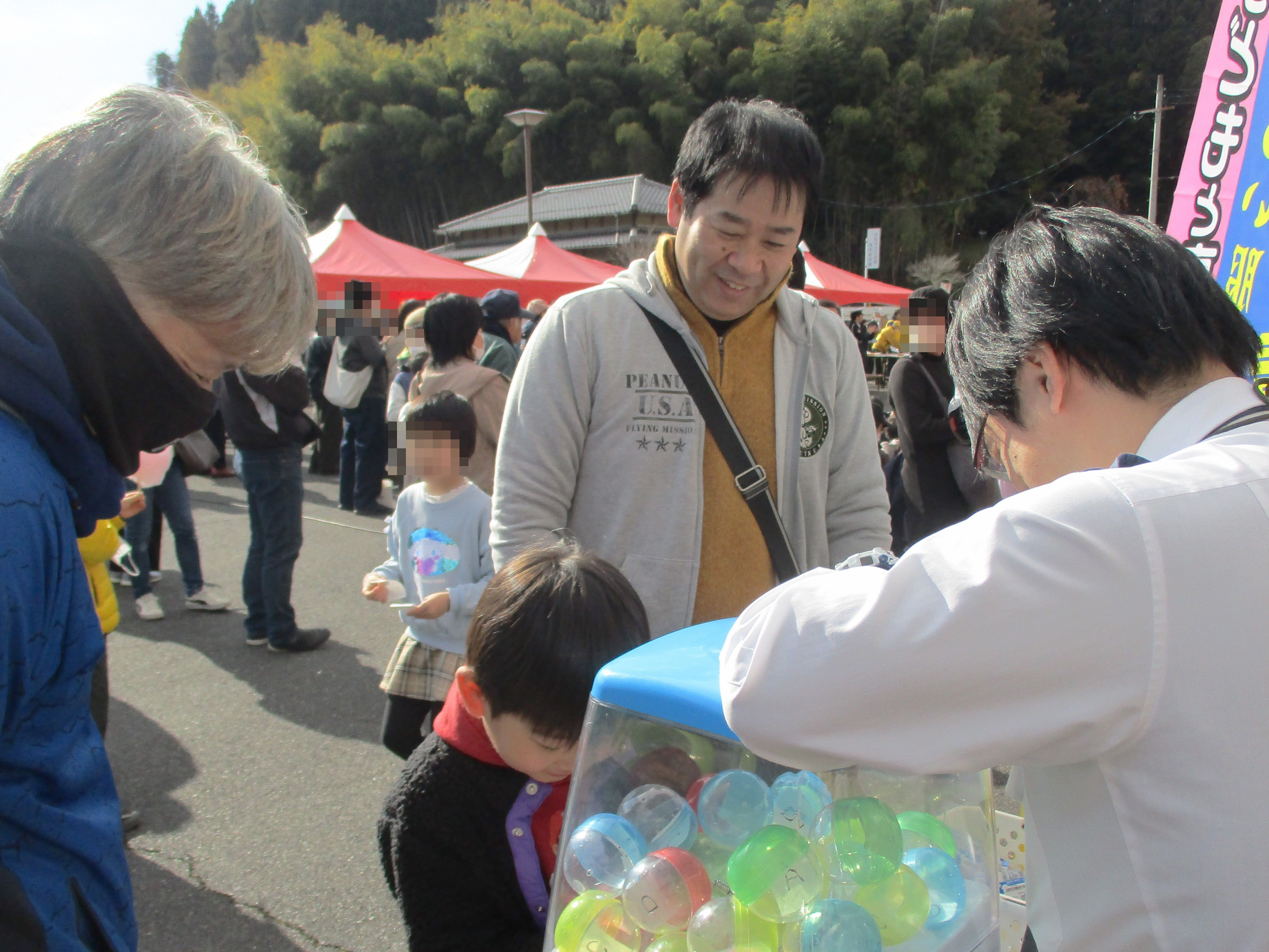 子供がガチャガチャをしている様子