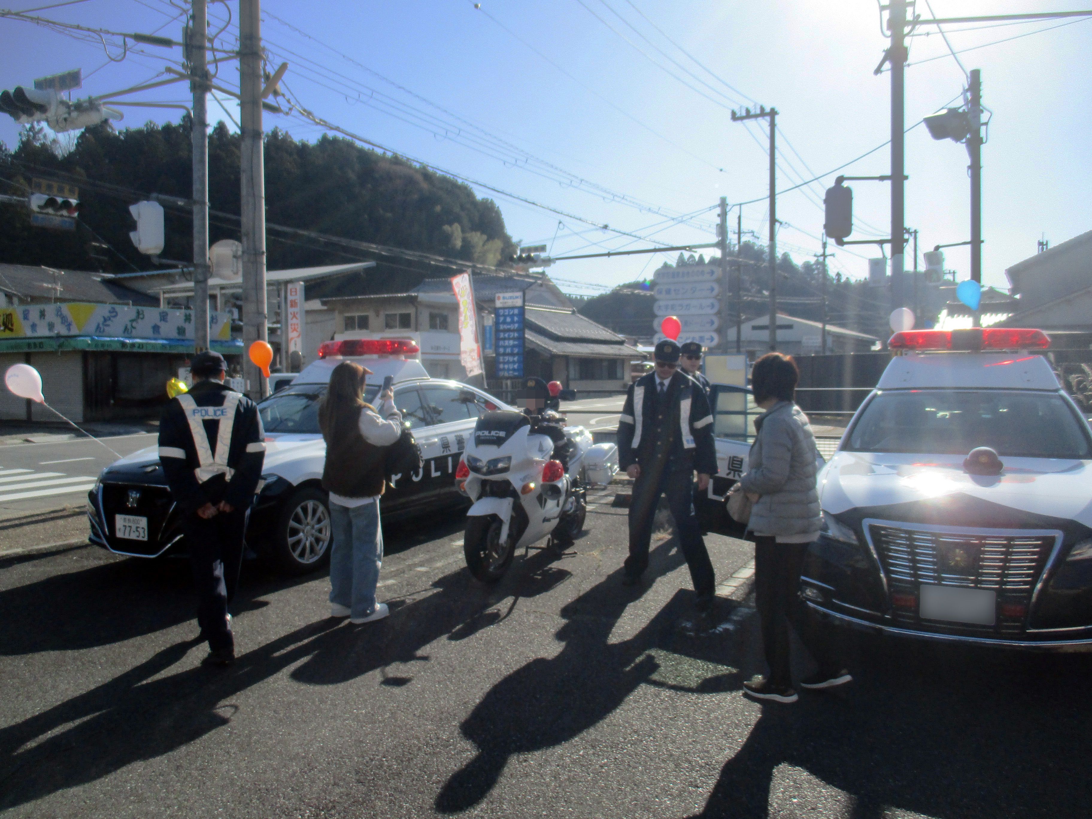 子供が白バイにまたがっている様子