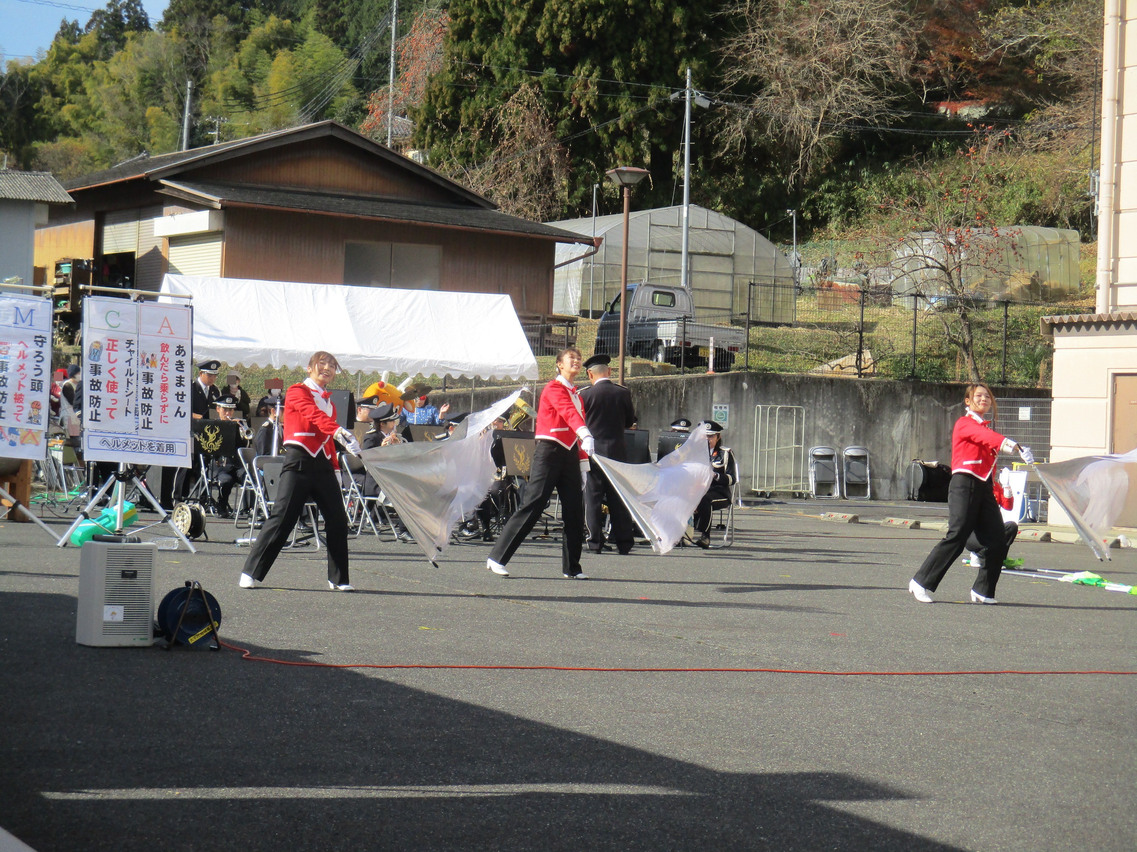 音楽隊、カラーガード隊の演奏の様子