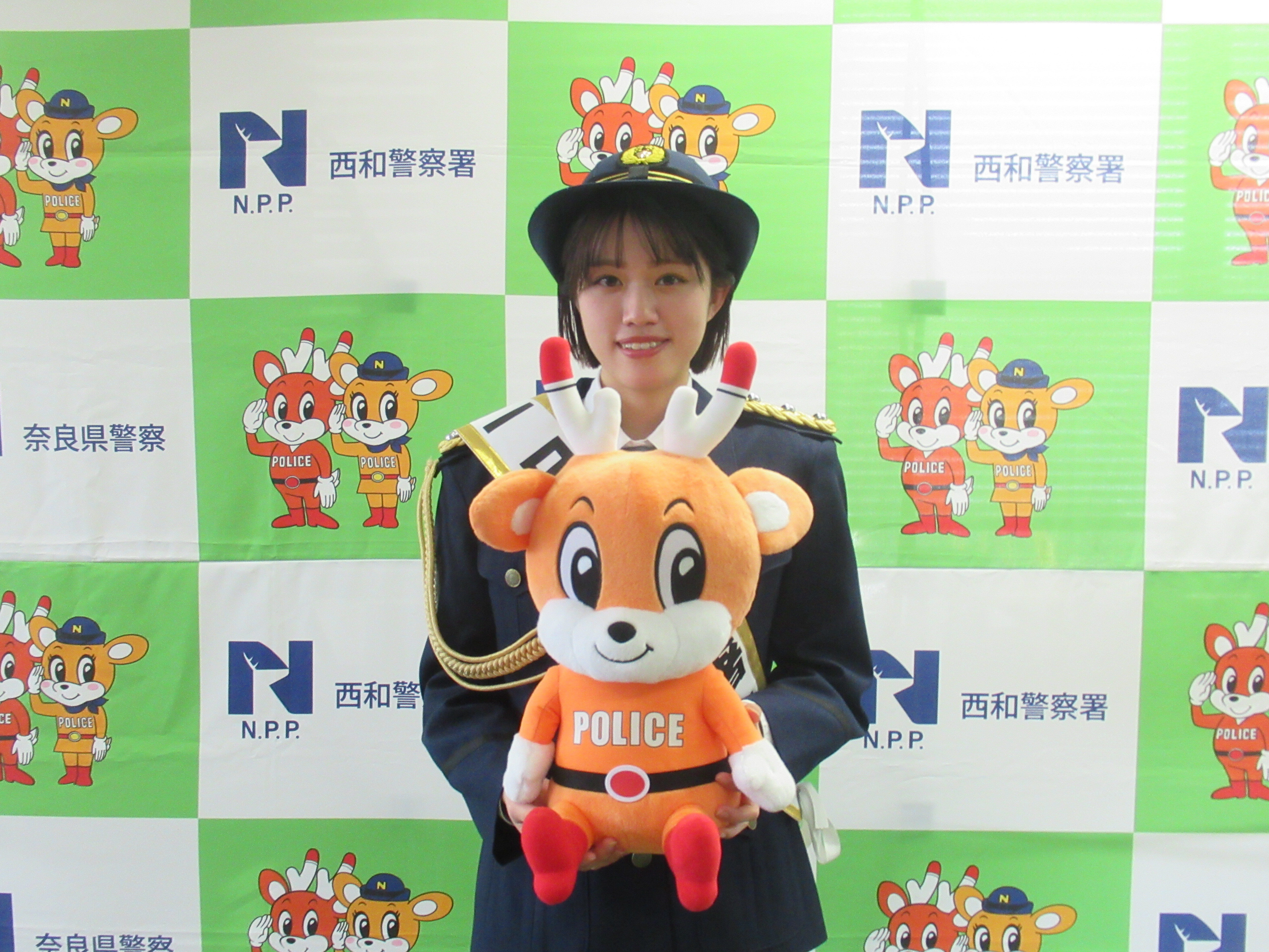 一日署長がナポくんのぬいぐるみを持っている様子