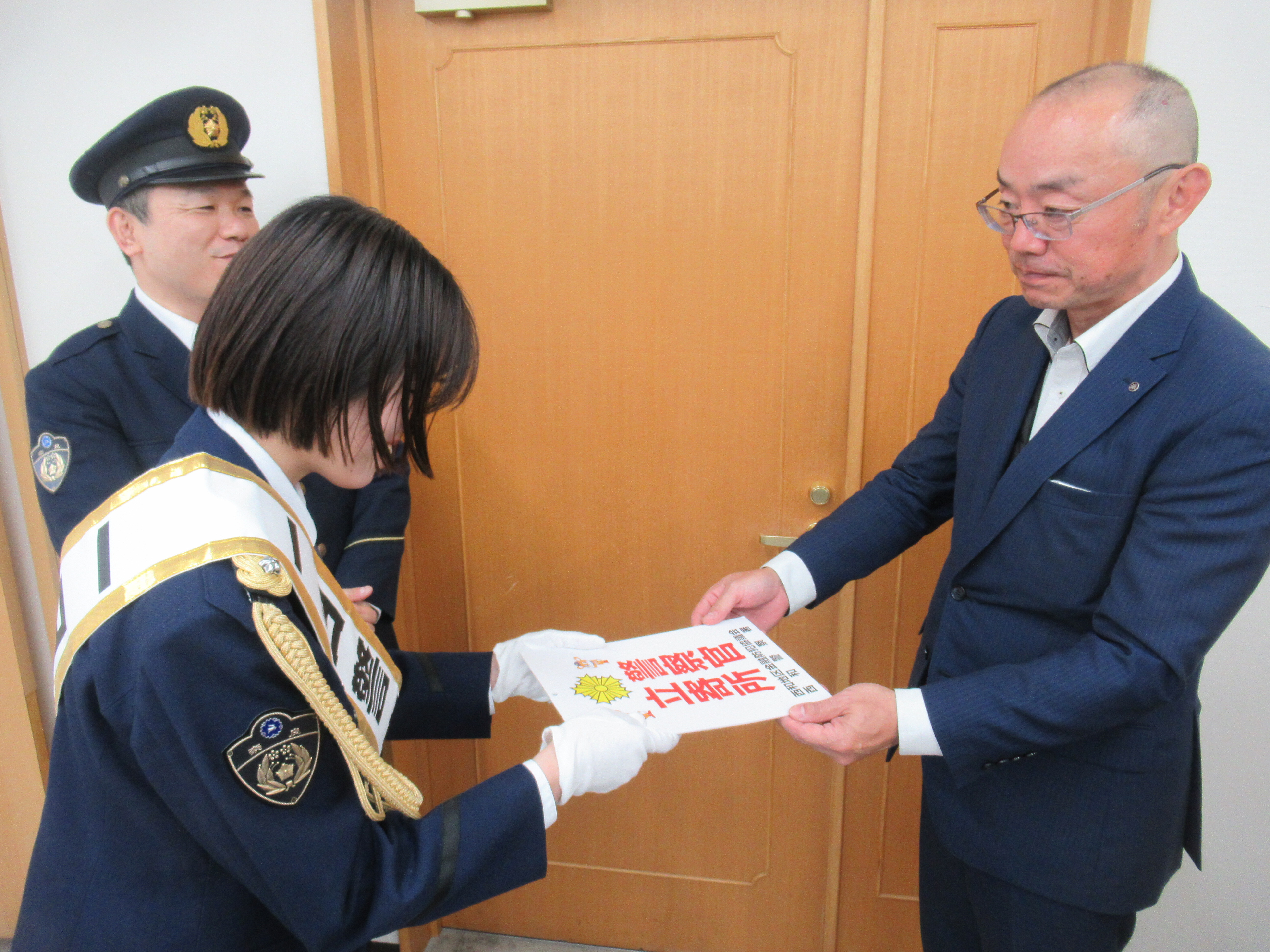 日署長が銀行のお客様に詐欺被害防止の啓発活動を行っている様子2