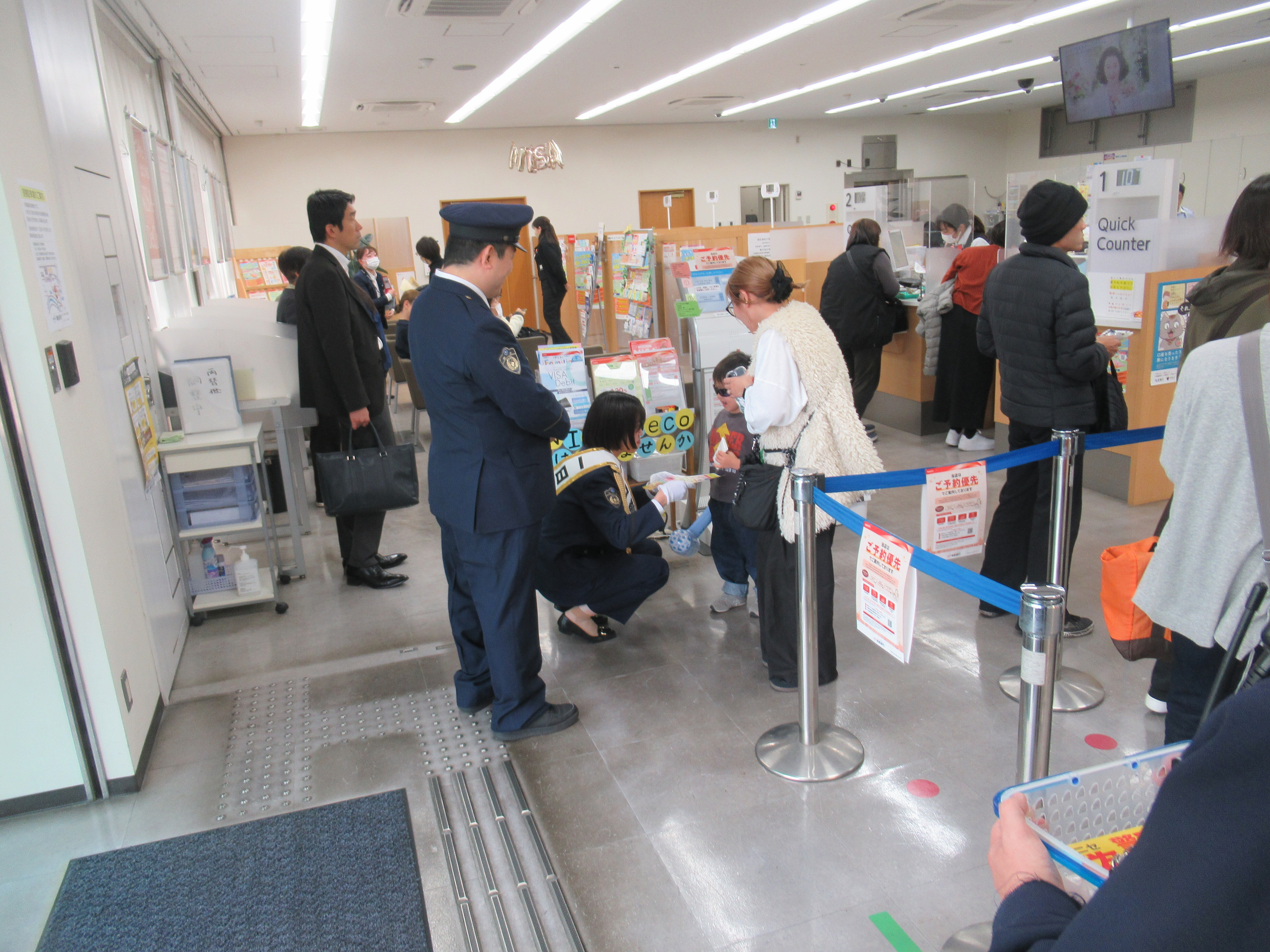 日署長が銀行のお客様に詐欺被害防止の啓発活動を行っている様子5