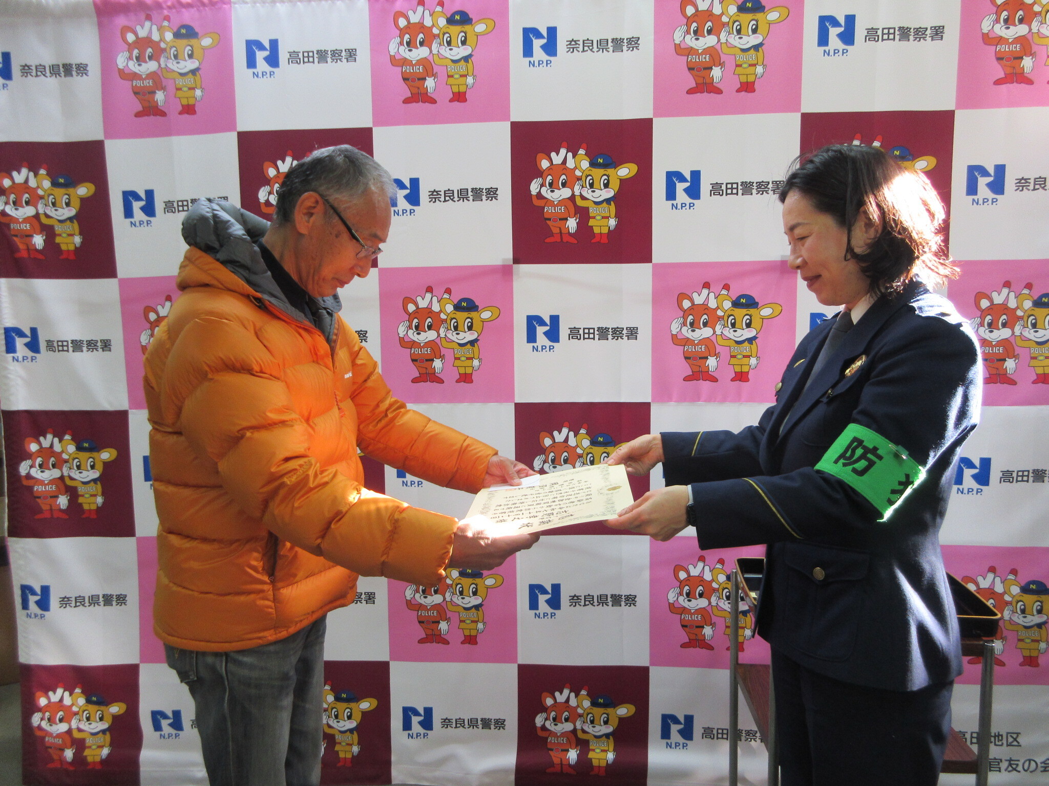 感謝状を進呈している様子