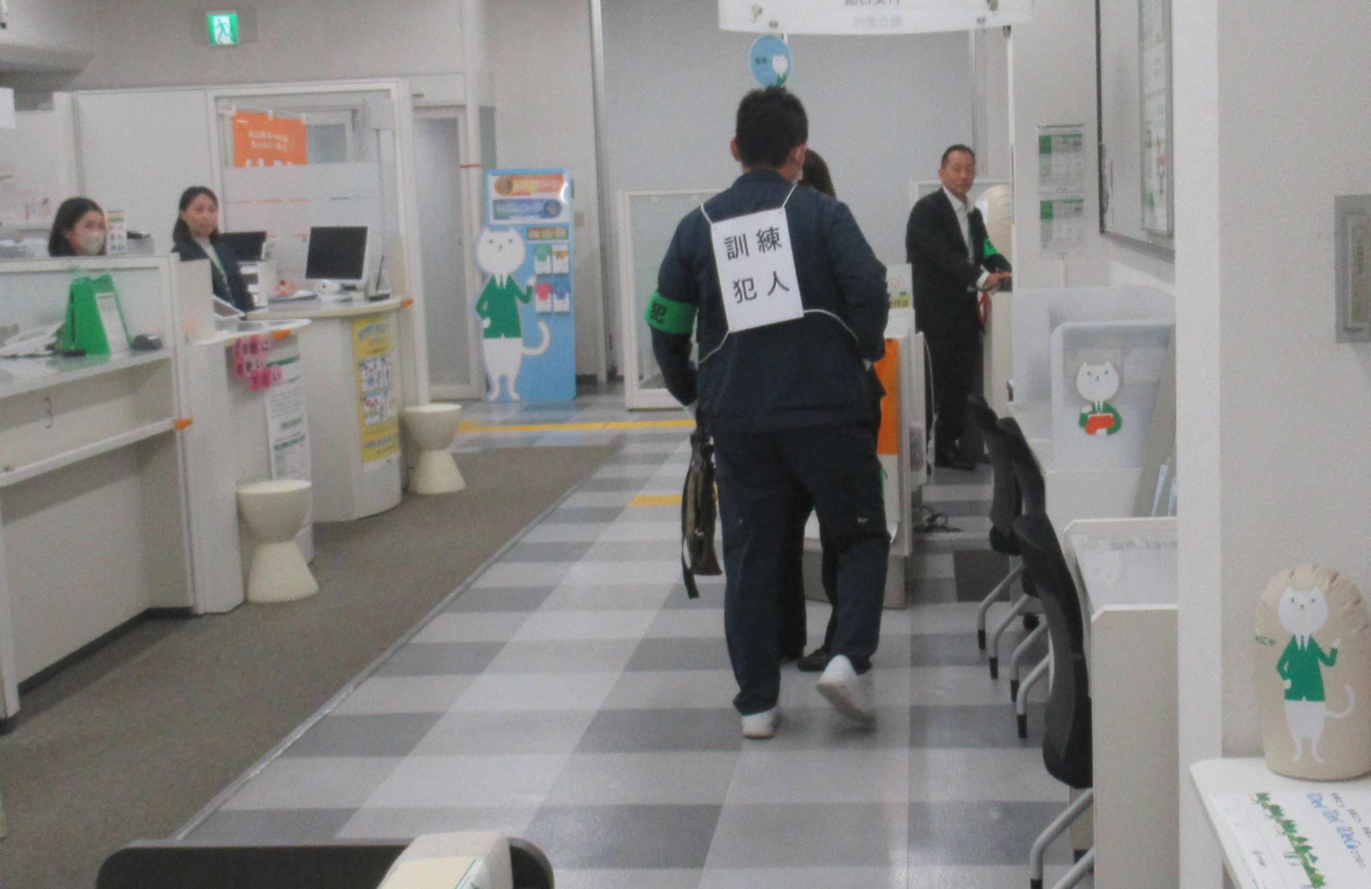 りそな銀行内で強盗対応訓練をしている様子