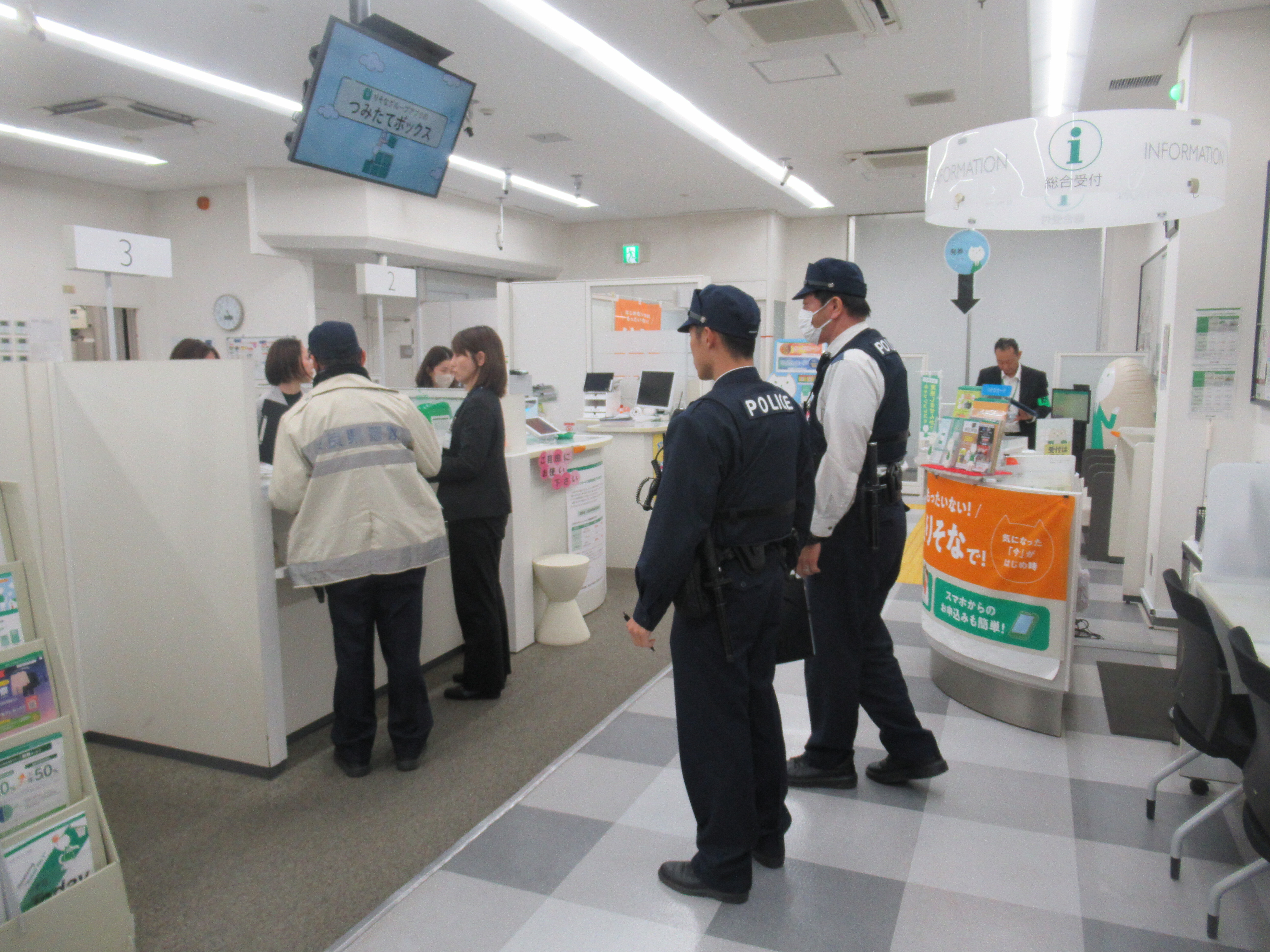 りそな銀行内で強盗対応訓練をしている様子3