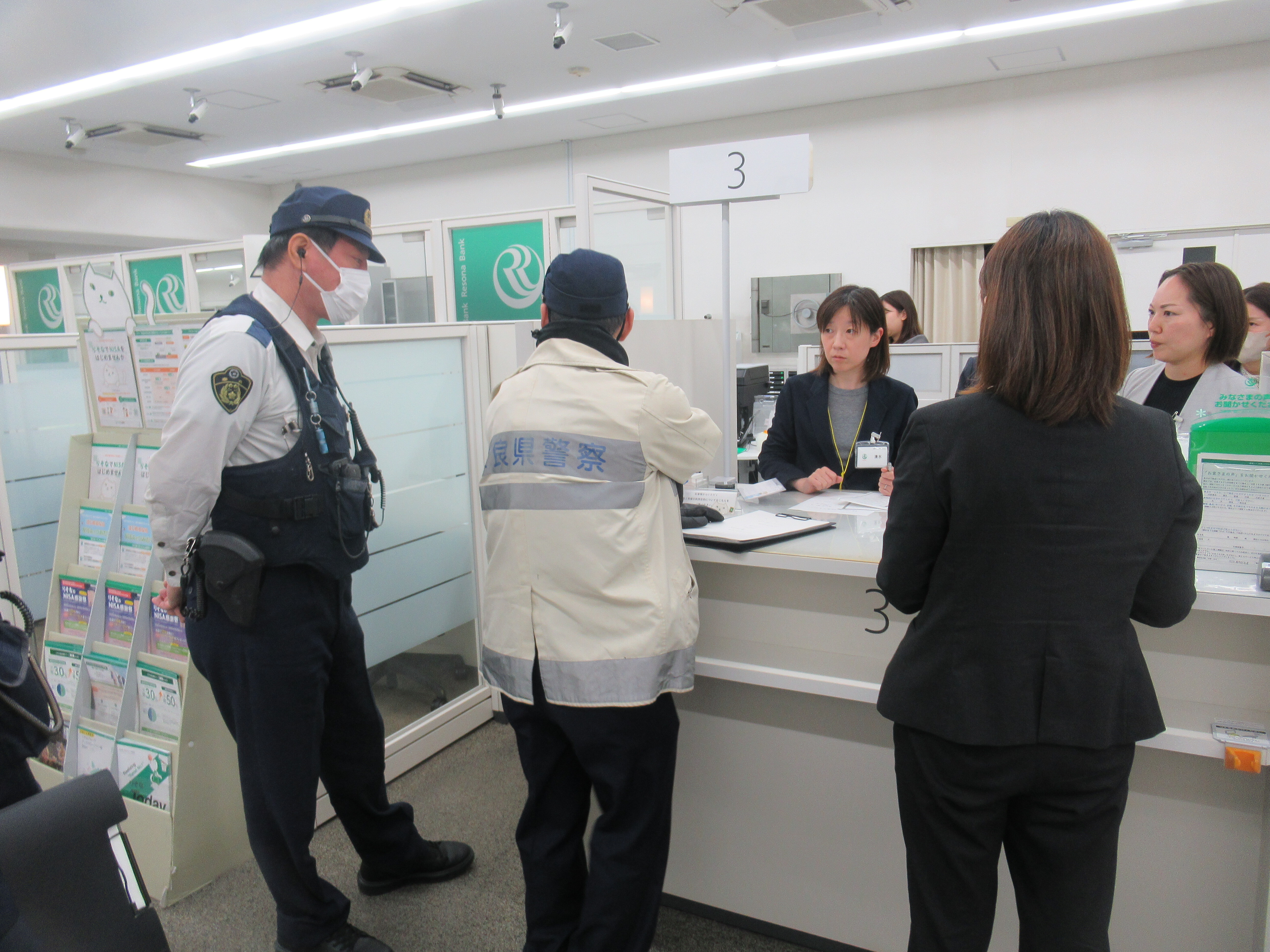 りそな銀行内で強盗対応訓練をしている様子4