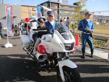 白バイに乗る様子