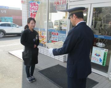 感謝状を受け取る様子1