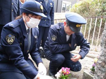 彰功碑に参拝している様子2