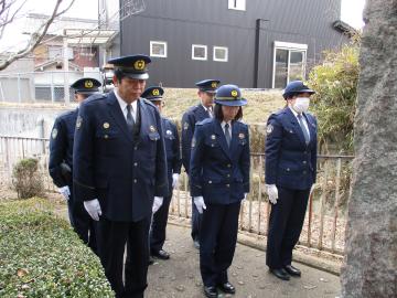 彰功碑に参拝している様子3