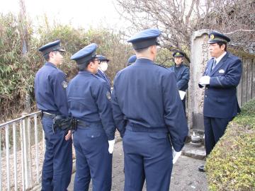 彰功碑に参拝している様子4