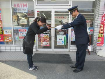 感謝状を受け取る様子3