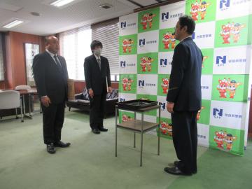 感謝状を受け取る様子