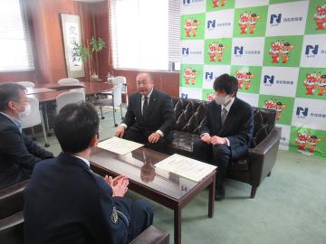 感謝状を受け取った後話をしている様子