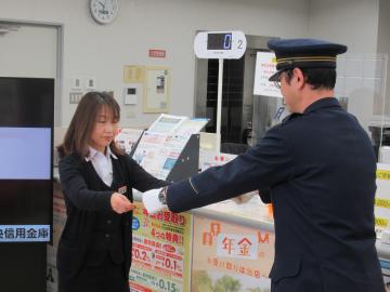 感謝状を受けて取っている様子1