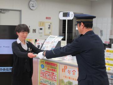 感謝状を受け取る様子2