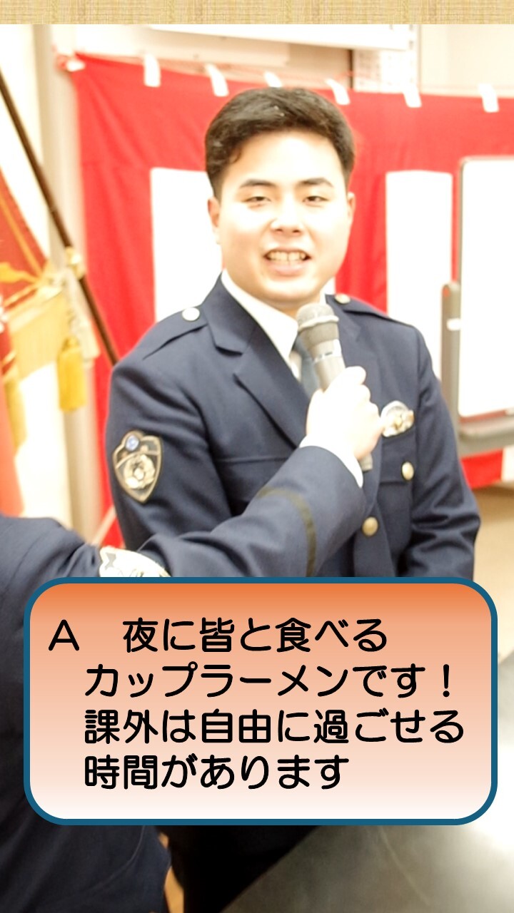 卒業生にインタビューをしている様子4