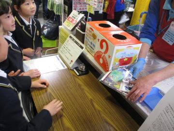 じゃんぼスクエアでの交通安全啓発活動のようす2