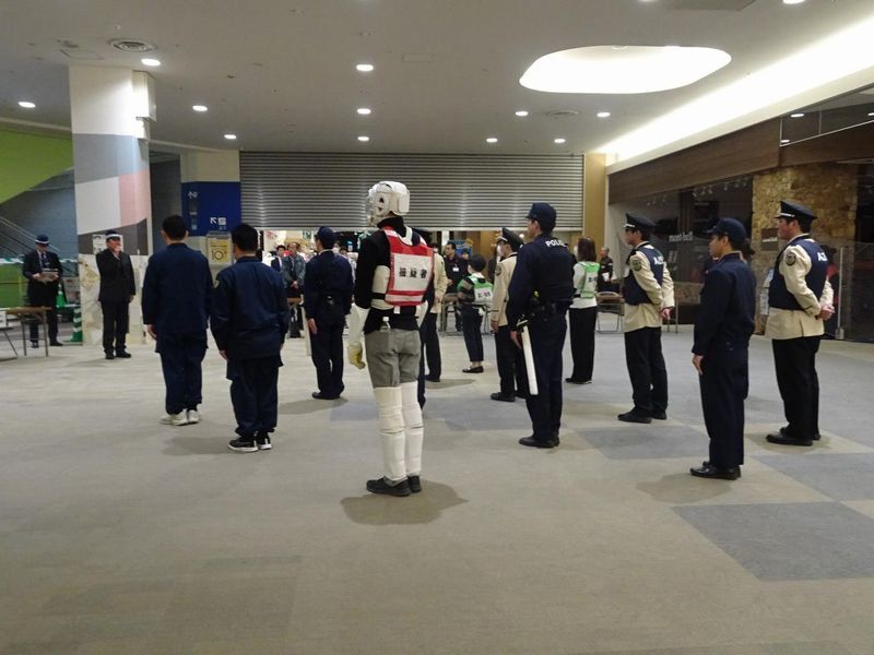 無差別殺傷テロ等対処訓練をしているようす1