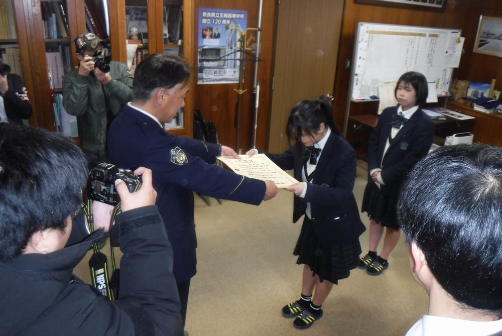 感謝状を受け取っているようす1