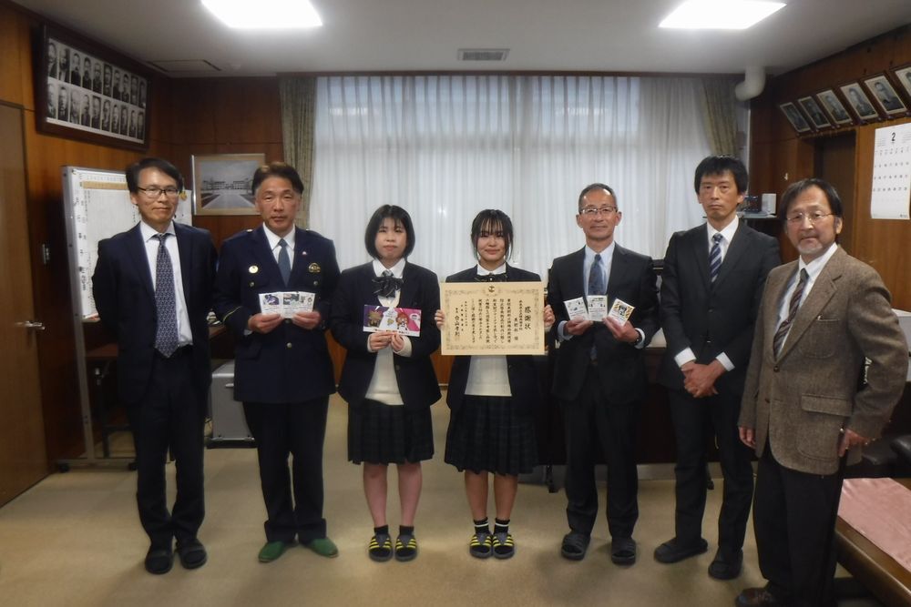 感謝状を持って並んでいるようす1