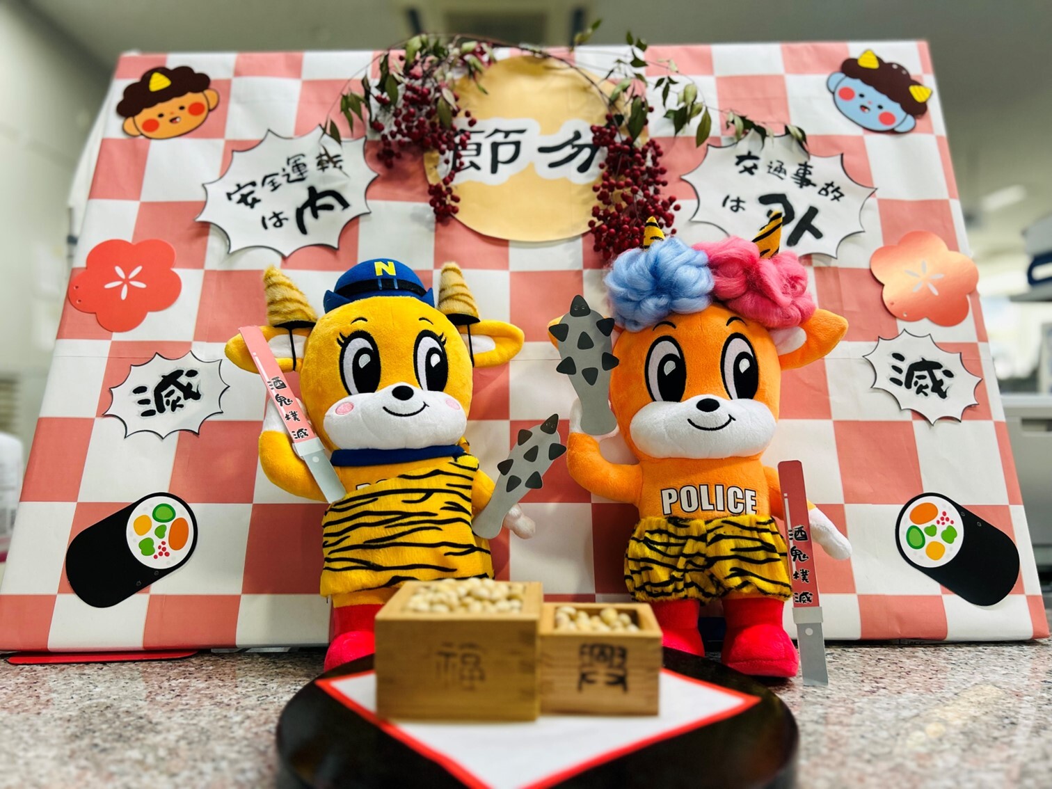 鬼の衣装を着たナポくんナピちゃん