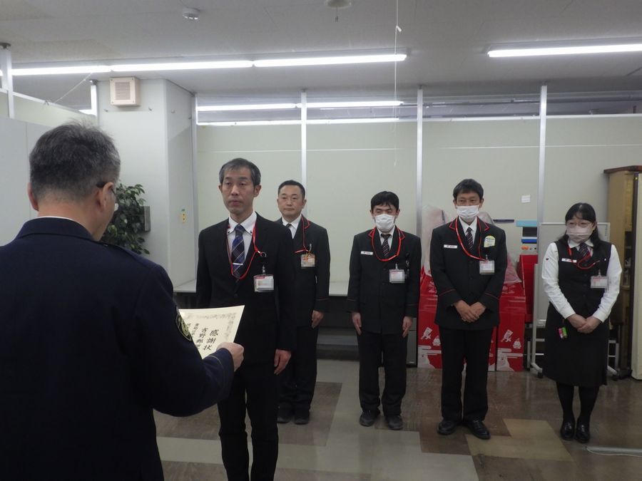 感謝状を読み上げているようす3