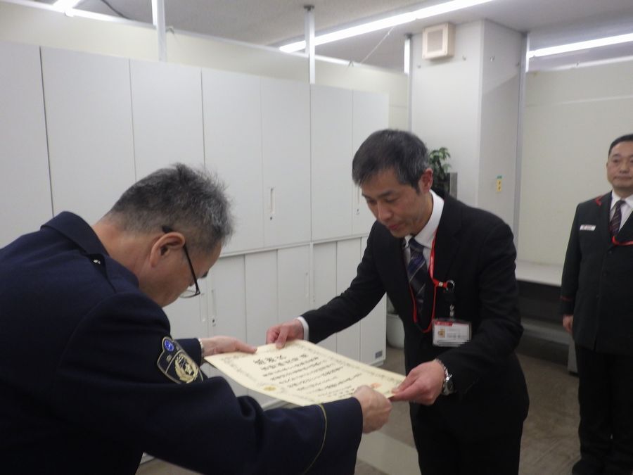 感謝状を受け取っているようす3