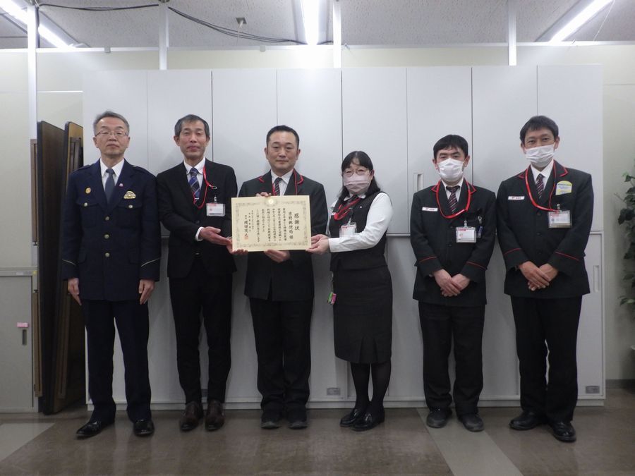 感謝状を持って並んでいるようす5