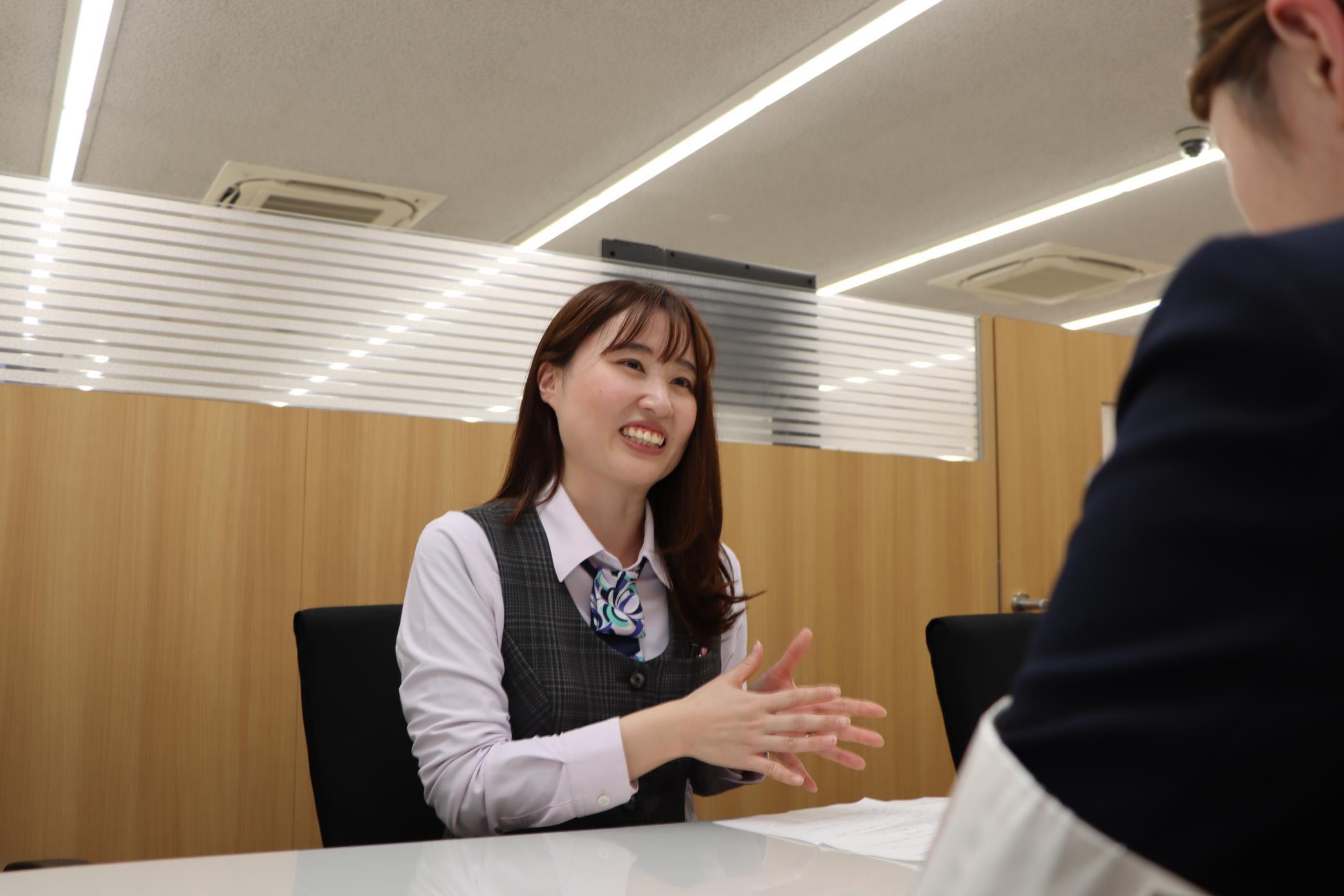インタビューを受ける女性5