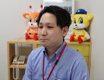 インタビューを受ける様子