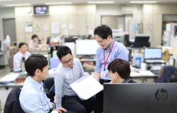 皆で話す様子