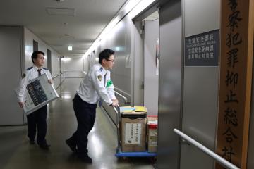荷物を運びこむ様子