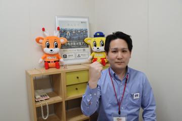 前向きにインタビューを受ける様子