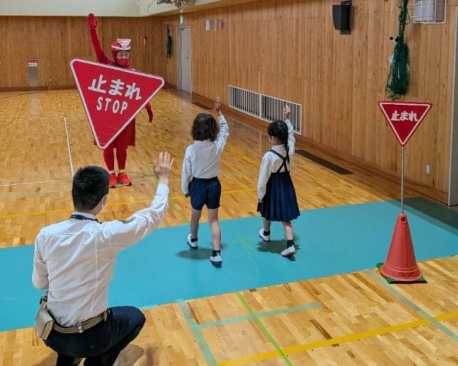 ストップマンが交通安全教室を行っているようす1